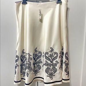 White House Black Market Ivory skirt with gray/black detail Size 10